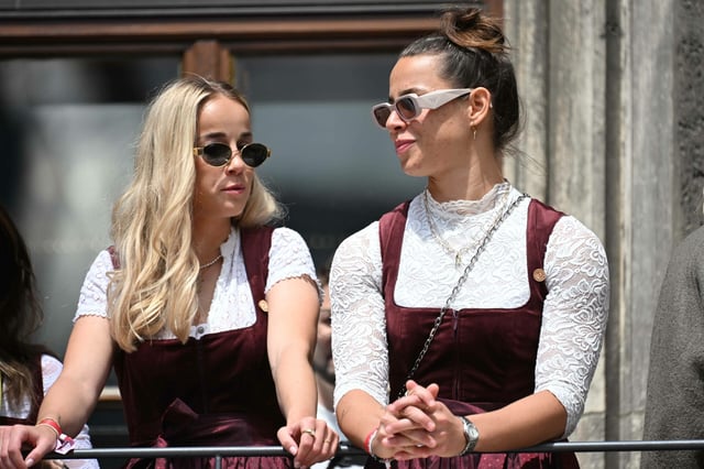 Lena Oberdorf mit Giulia Gwinn bei der Titelfeier des FC Bayern