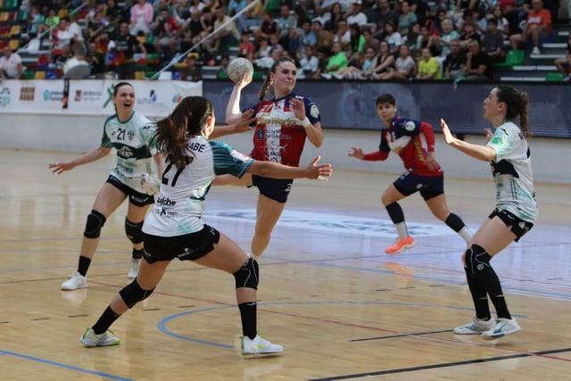 María Sancha trata de lanzar durante el partido. |  Elche