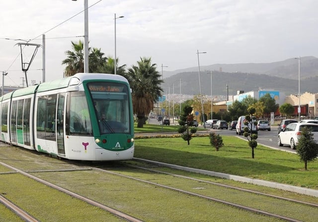 Imagen del tranvía de Jaén circulando en pruebas