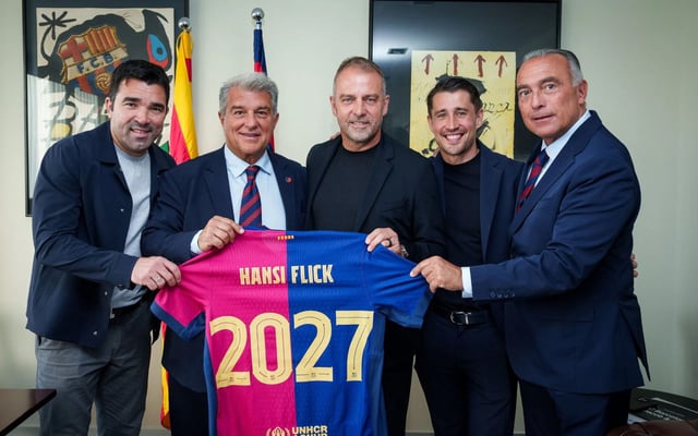 Deco, Laporta, Flick, Bojan y Yuste, tras la firma de renovación del alemán hasta 2027.