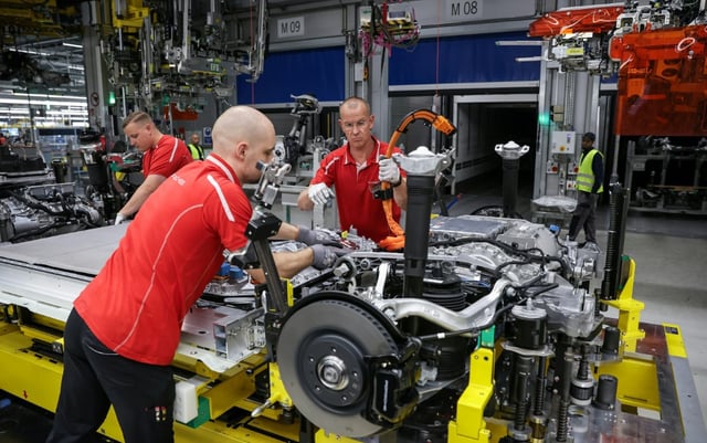Die Stimmung unter den Unternehmen in Deutschland hat sich im Mai erneut verbessert. Die Firmen waren weniger zufrieden mit der aktuellen Lage, aber die Erwartungen hellten sich auf, wie das Ifo-Institut mitteilte.
