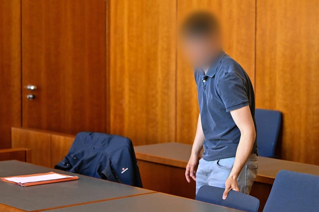 Der Angeklagte im Gerichtssaal.