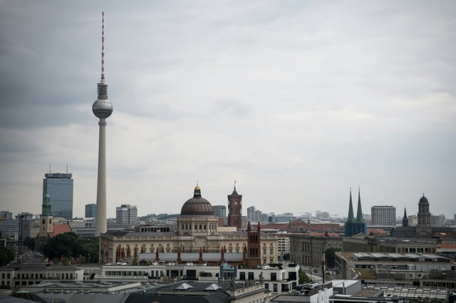 Rund drei Wochen nach dem Rücktritt des Berliner Kultursenators Joe Chialo (CDU) hat seine Nachfolgerin Sarah Wedl-Wilson (parteilos) ihr Amt angetreten. Die 56-Jährige wurde im Abgeordnetenhaus vereidigt, wie die Senatskanzlei mitteilte.