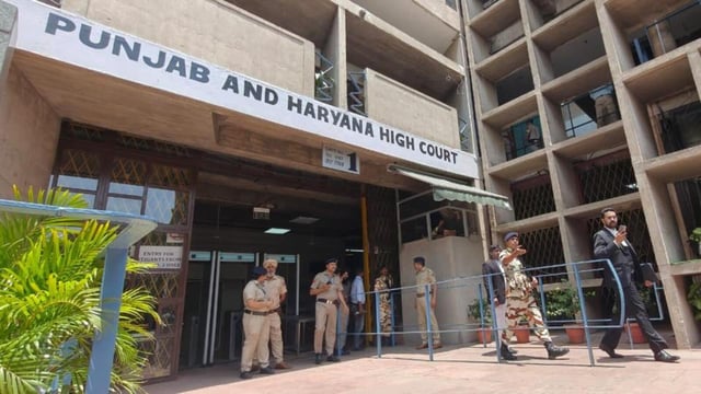 Police conducting a search after the bomb threat at the Punjab and Haryana high court complex in Chandigarh on Thursday. (Ravi Kumar/HT)