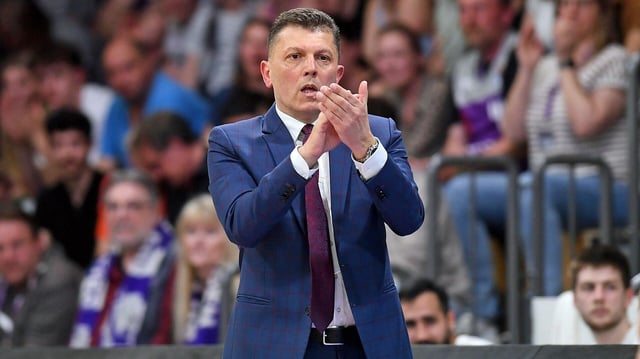 Basketball-Trainer Predrag Krunic klatscht ind ie Hände.