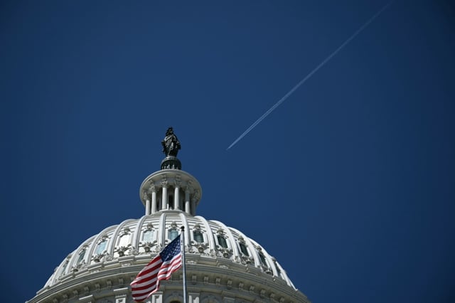 Das von den Republikanern dominierte US-Repräsentantenhaus hat nach einer Marathonsitzung für ein umfassendes Haushaltsgesetz gestimmt. Das auch innerhalb der republikanischen Partei umstrittene Gesetz nahm damit eine wichtige parlamentarische Hürde.