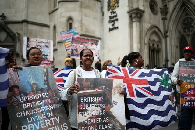 Des membres de la communauté chagossienne protestent devant la Haute Cour de Londres contre la signature de l'accord de restitution des îles de Chagos à Maurice le 22 mai 2025 à Londres