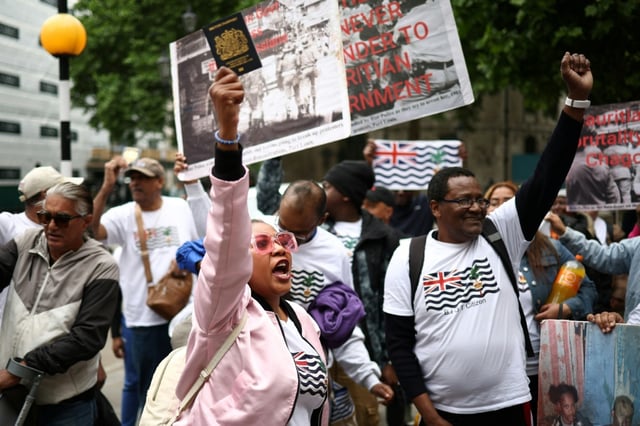 Des membres de la communauté chagossienne protestent devant la Haute Cour de Londres contre la signature de l'accord de restitution des îles de Chagos à Maurice le 22 mai 2025 à Londres