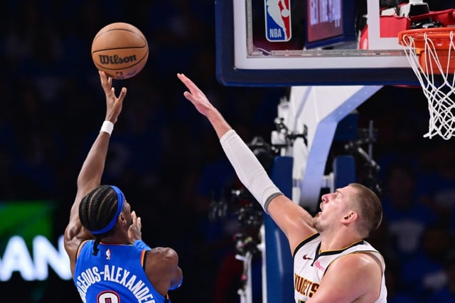 "SGA" face à Nikola Jokic, dans un duel aérien entre les deux vedettes du Thunder et des Denver Nuggets, le 18 mai 2025 à Oklahoma City