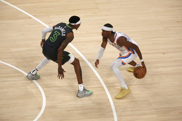 Shai Gilgeous-Alexander (D) au dribble en finale de conférence Ouets de la NBA avec le Thunder, contre les Minnesota Timberwolves, le 20 mai 2025 à Oklahoma City