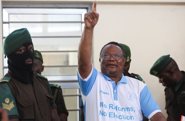 Tanzanian opposition leader and former presidential candidate of CHADEMA party Tundu Lissu gestures to his supporters as he arrives at the Kisutu Resident Magistrate Court in Dar es Salaam, Tanzania May 19, 2025. REUTERS/Emmanuel Herman/File Photo