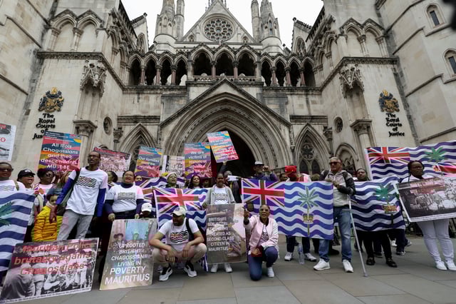 Des membres de la communauté chagossienne britannique manifestent devant la Haute Cour de Londres, au Royaume-Uni, le 22 mai 2025.