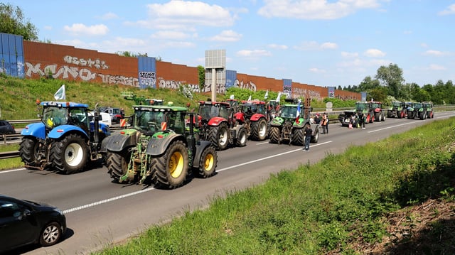 Des agriculteurs bloquent l’autoroute A1 le 19 mai 2025.