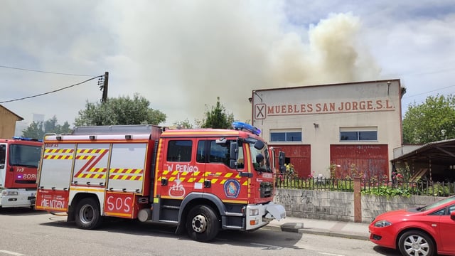Incendio en una fábrica de muebles en Salceda de Caselas.