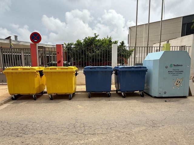 Contenedores de recogida selectiva de residuos.