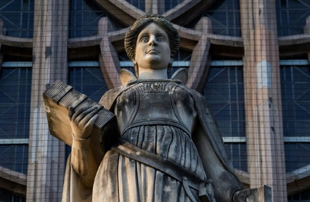 Das Landgericht Kassel hat einen 29-Jährigen wegen eines Mordes und der Zerstückelung der Leiche mit einer Axt zu lebenslanger Haft verurteilt. Nach Überzeugung des Gerichts tötete er seinen Mitbewohner im vergangenen Juni, wie ein Sprecher erklärte.