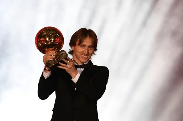Luka Modric soulève le Ballon d'Or qui lui a été décerné le 3 décembre 2018 à Paris