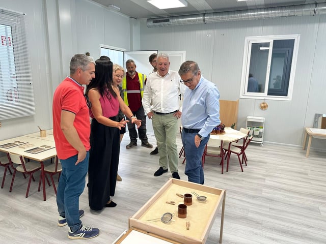 El conseller visita las aulas prefabricadas del CEIP l'Horta de Paiporta.