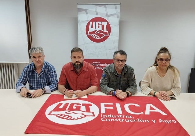 El presidente del Comité de Empresa de Azucarera La Bañeza, Benigno Pérez; el secretario general de UGT FICA León, René Rodríguez; el secretario general de UGT León, Enrique Reguero, y la secretaria de Organización de UGT FICA, Elena Castañón