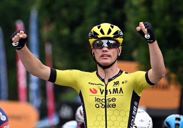 Cycling - Giro d'Italia - Stage 12 - Modena to Viadana - Italy - May 22, 2025 Team Visma | Lease a Bike's Olav Kooij celebrates after winning stage 12 REUTERS/Jennifer Lorenzini