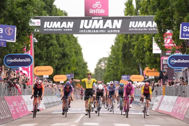 Olav Kooij, de amarillo, se impone en la 12ª etapa del Giro.