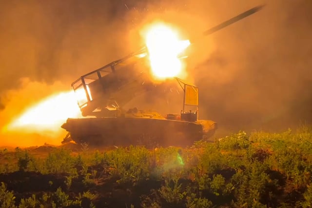 Ein Mehrfachraketenwerfer der russischen Armee feuert auf ukrainische Stellungen im Grenzgebiet der Region Kursk (Bildmaterial veröffentlicht vom russischen Verteidigungsministerium)