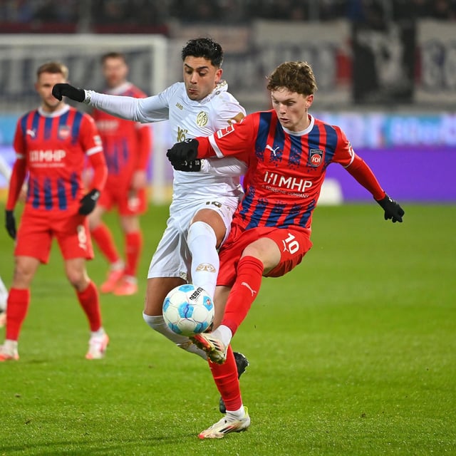 Paul Wanner (r) trifft mit Heidenheim in der Relegation auf Elversberg