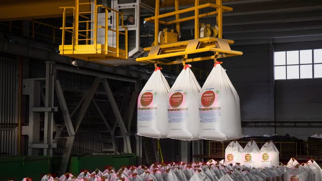 Des sacs d’engrais dans une usine russe, à Cherepovets, en 2021.