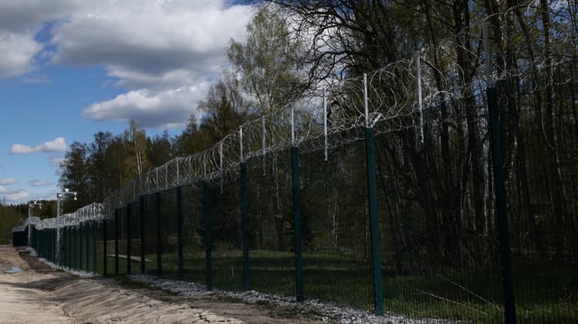 Une vue de la nouvelle clôture de barrière à la frontière finno-russe à Nuijamaa en Finlande, le 21 mai 2025.
