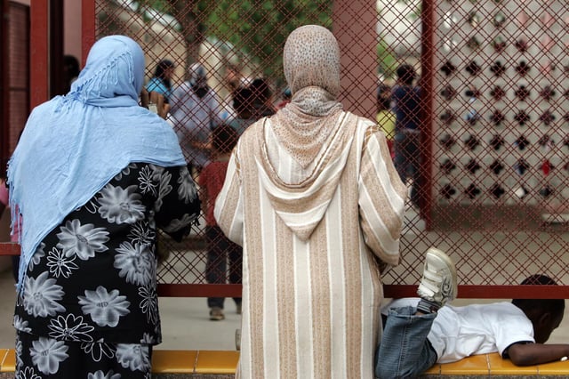 Mujeres musulmanas con velo en una escuela