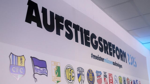 Podium mit Logo Saymbol Aufstiegsreform.
