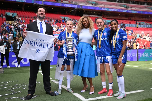 Alexis Ohanian, Aggie Beever-Jones, Serena Williams, Wieke Kaptein and Ashley Lawrence of Chelsea celebrate with the FA Cup during The Adobe Women's FA Cup Final match between Chelsea and Manchester United at Wembley Stadium on May 18, 2025 in London, England.