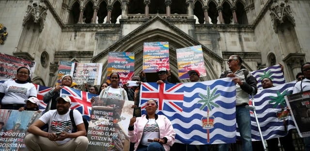 Des membres de la communauté chagossienne sont rassemblés devant la Haute Cour de Londres pour protester contre la signature de l'accord de restitution par le Royaume-Uni des îles Chagos à Maurice.