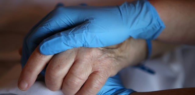 Avant d'accéder ou non à une demande d'aide à mourir, un médecin devra convoquer une réunion avec a minima un spécialiste et un soignant qui donneront leur avis, ont décidé jeudi les députés