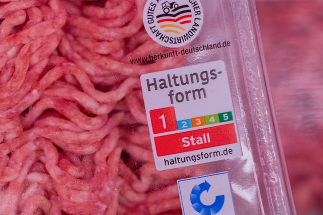 Haltungsform 1: Die Tiere werden ausschließlich im Stall gehalten. Es ist die unwürdigste Art der Tierhaltung.