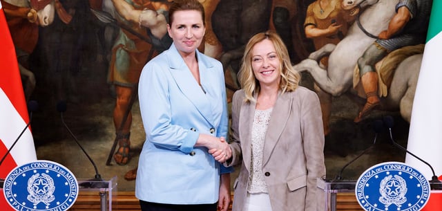 Italians Premierministerin Giorgia Meloni (rechts) und ihre dänische Amtskollegin Mette Frederiksen