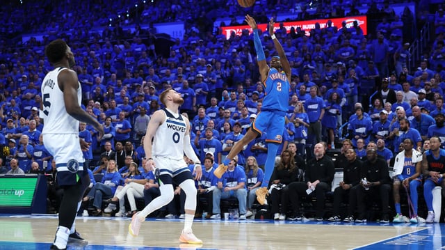 Shai Gilgeous-Alexander (r.) steigt zum Wurf hoch