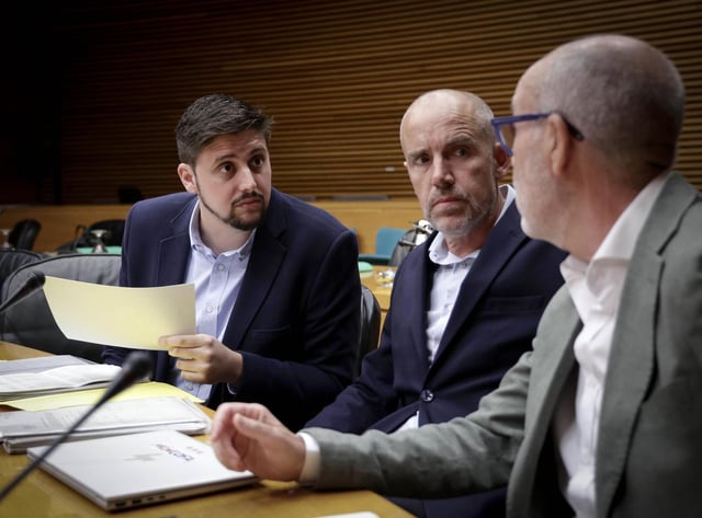 Diputados de Vox y PP hablan durante uno de los recesos de la Comisión de Hacienda, ayer, antes de votar las enmiendas.