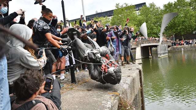 The toppling of the Edward Colston statue at Bristol harbour. Image: PA Images / Alamy