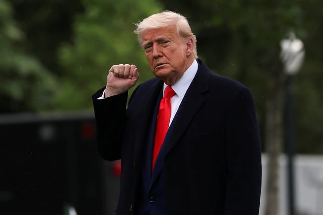 Le président américain Donald Trump lève le poing alors qu’il quitte la Maison-Blanche pour assister à un dîner de gala au Trump National Golf Club, à Washington,