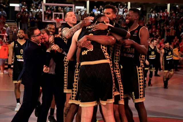 Les joueurs et l'encadrement monégasques affichent leur bonheur à l'issue de leur qualification pour le Final Four de l'Euroligue, le 6 mai 2025 à Monaco