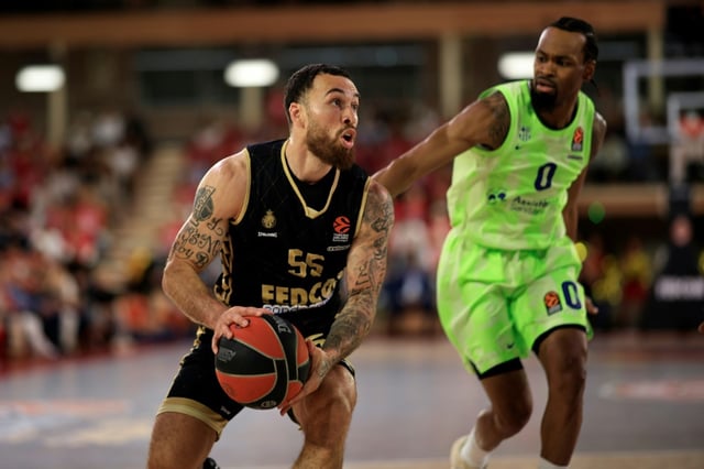Le meneur vedette de Monaco Mike James, balle en main, avance contre Barcelone à domicile, le 6 mai 2025