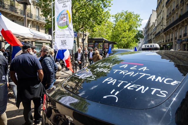 Des chauffeurs de taxi bloquent un boulevard près du ministère des transports pour protester contre les changements du financement des services de transport médical par l’État, jeudi 22 mai 2025.