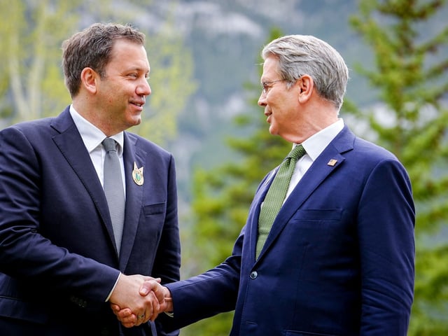 Lars Klingbeil (SPD), Bundesminister der Finanzen, und Scott Bessent, US-Finanzminister, beim Treffen der G7-Finanzminister