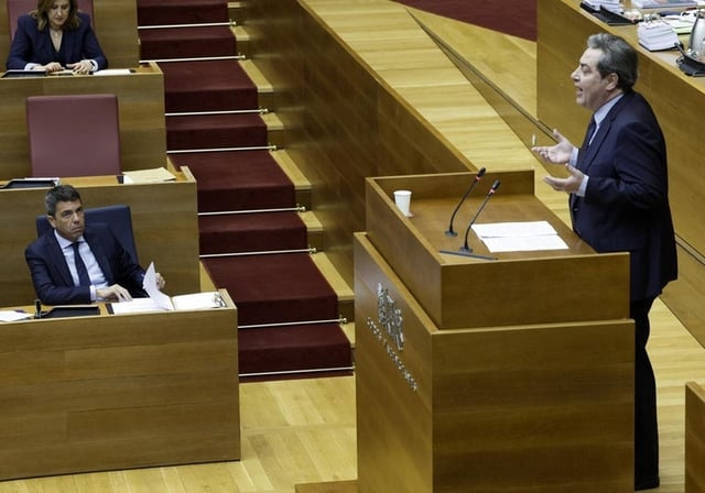 Imagen de archivo del presidente de la Generalitat, Carlos Mazón, y el portavoz de Vox, Jose María Llanos, en las Cortes Valencianas