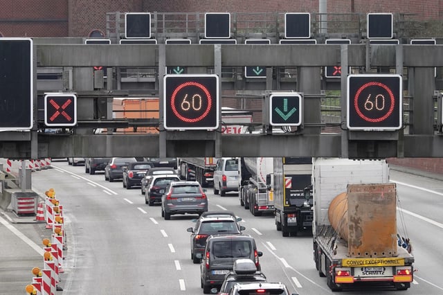 Stau am Hamburger Elbtunnel (Archivbild)