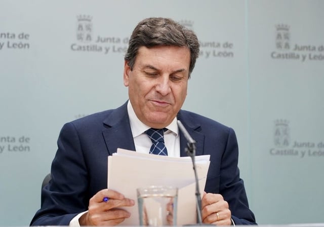 El consejero de Economía y Hacienda y portavoz, Carlos Fernández Carriedo, comparece en rueda de prensa posterior al Consejo de Gobierno
