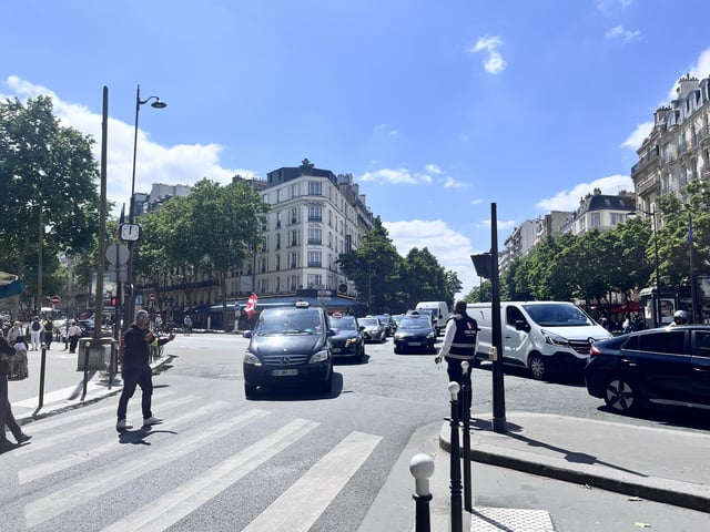 À Paris, presque un millier de taxis bloque le boulevard Raspail pour protester contre la nouvelle tarification de l’Assurance maladie sur les transports de malades.