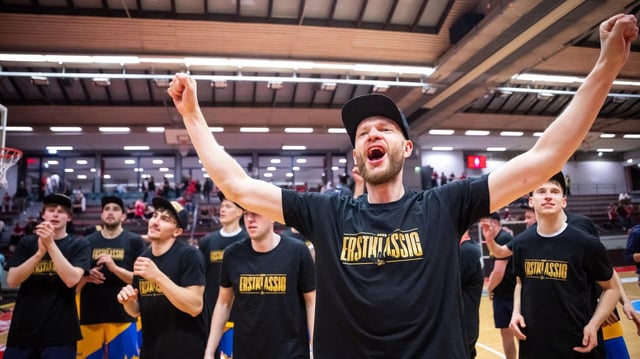 Ausgelassen feiert die Jenaer Mannschaft, hier Robin Christen 8 (Science City Jena) , nach dem Sieg und dem Aufstieg in die BBL.