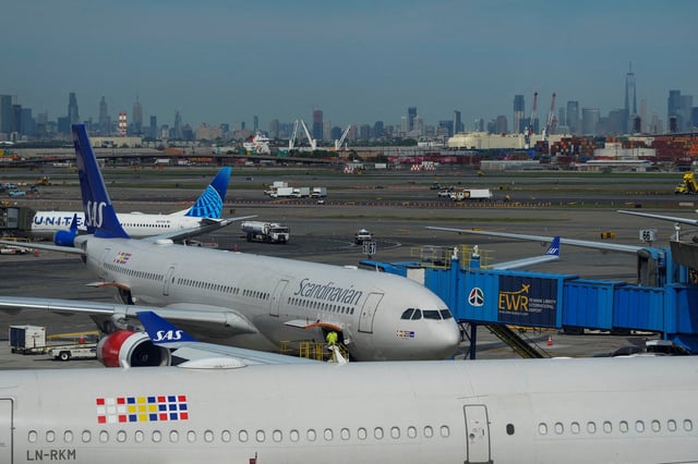 A plane docks on the tarmac after an air traffic control outage, bringing flights to a standstill at Newark Liberty International Airport in Newark, New Jersey, U.S., May 12, 2025. REUTERS/Eduardo Munoz/File Photo